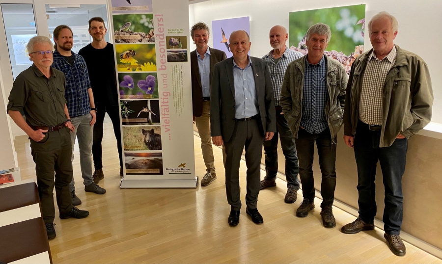 Eröffnung der Fotoausstellung im Paderborner Kreishaus. V.l.: Franz Hasse, Walter Venne, Christian Venne, Heiko Arjes, Landrat Christoph Rüther, Jostbernd Brock, Guido Sachse, Dr. Gerhard Lakmann ©Kreis Paderborn